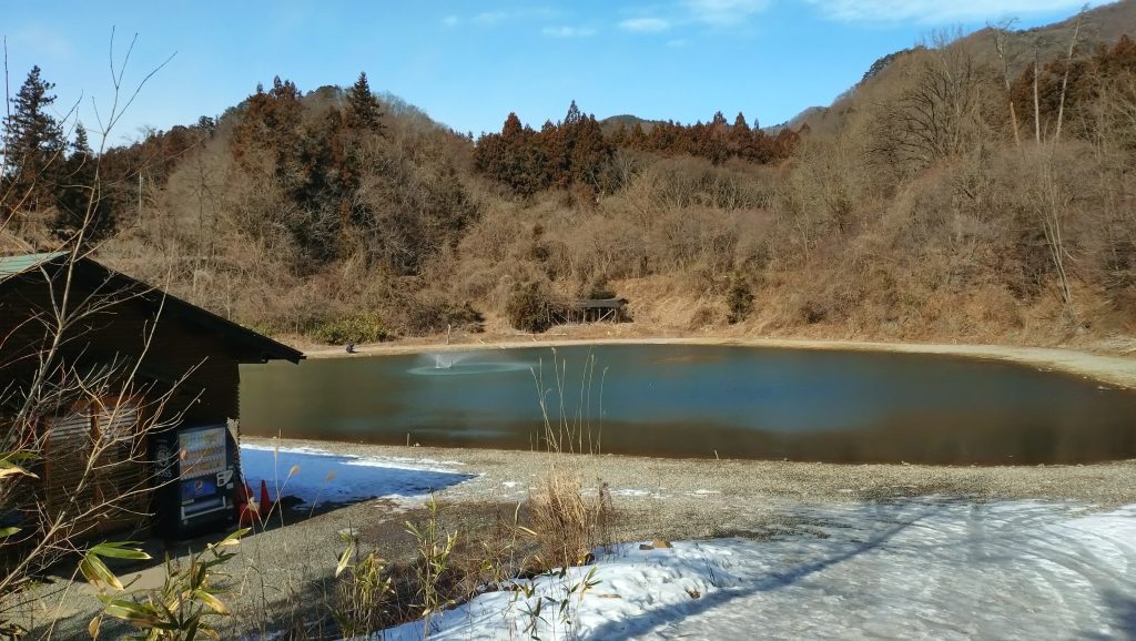 小雪が舞う管理釣り場にて♪
